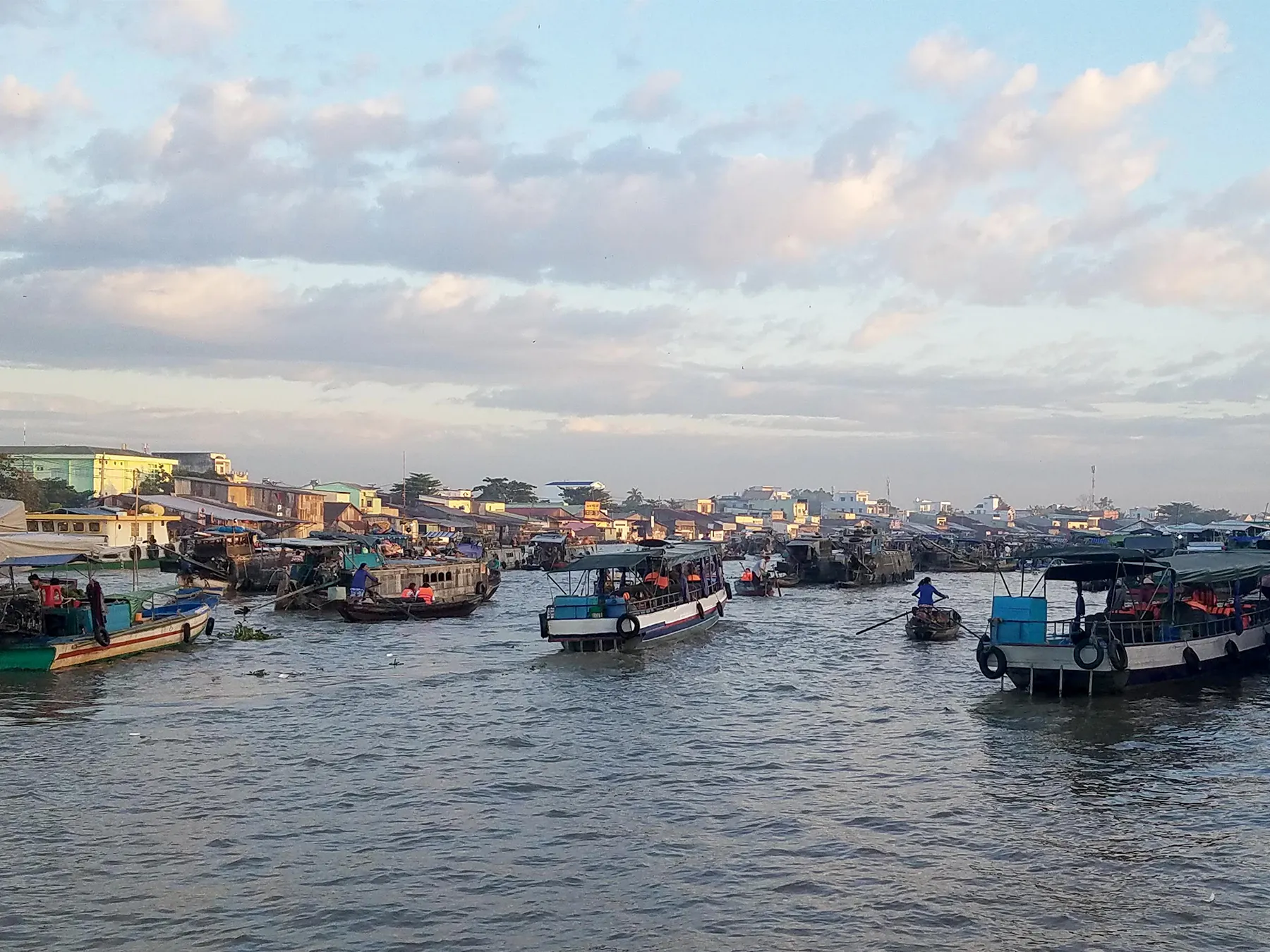 Carousel Cai Rang Floating Market On The Can Tho River 0.jpg