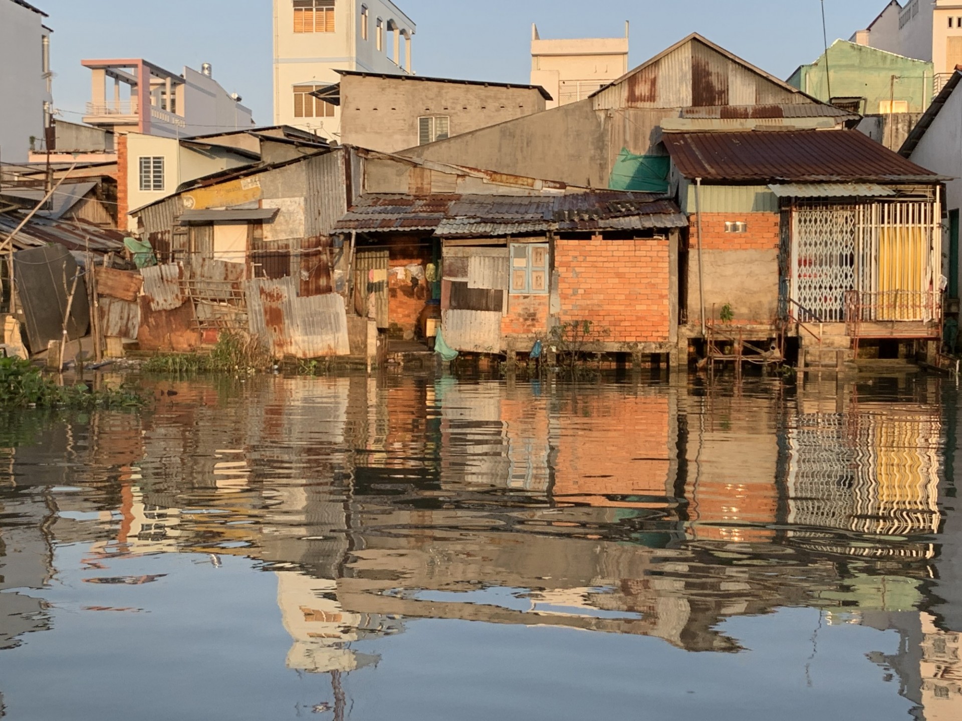 Canal front housing to be displaced by the future levee