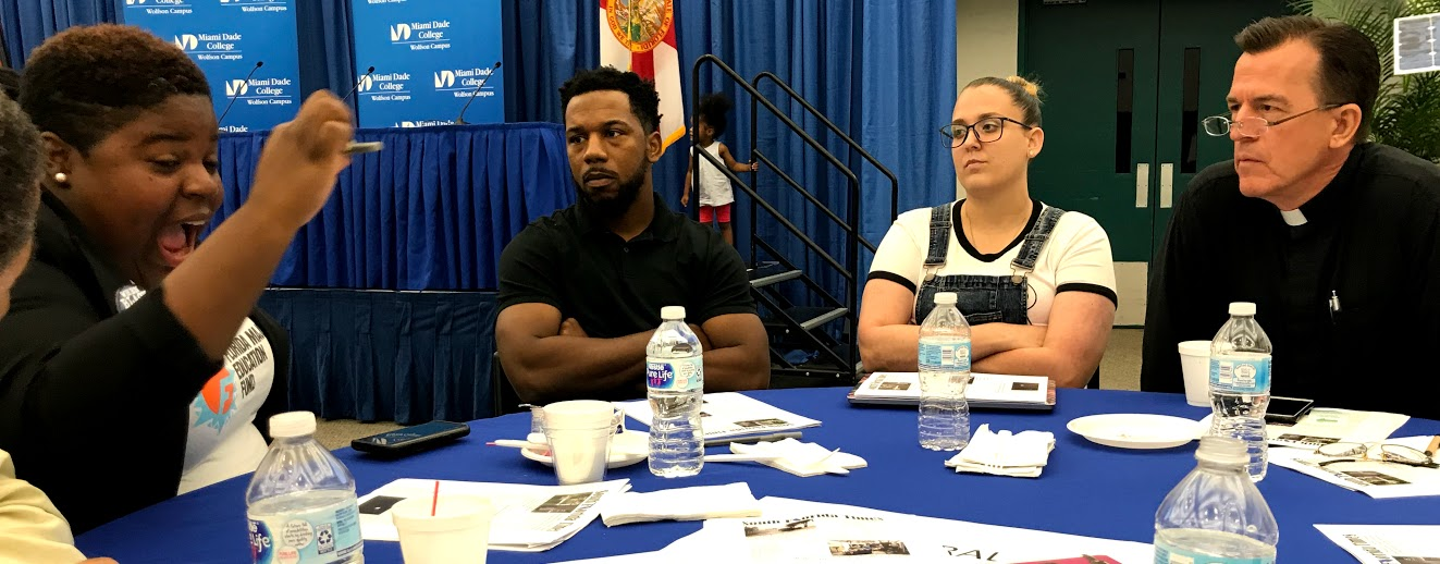 Four participants of the Serious Games sitting around a table for a group discussion on scenario planning.